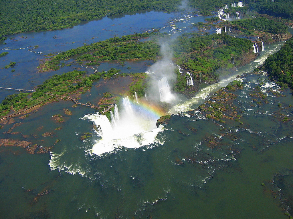 目的地 > 伊瓜苏   伊瓜苏位于巴西,巴拉圭,阿根廷三国交界的巴拉那河图片